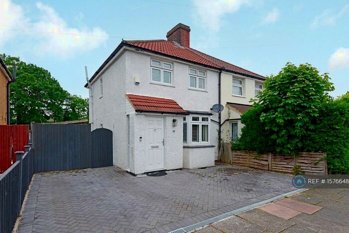3 Bedroom Semi-Detached House To Rent In Third Avenue, Enfield, EN1