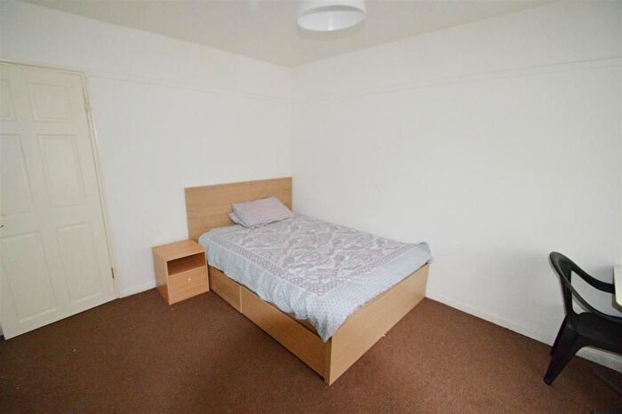 3 Bedroom Flat To Rent In Nevern Road, Earls Court, SW5
