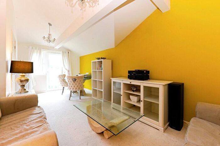 2 Bedroom Flat For Sale In Holroyd Road, Esher, Surrey, KT10