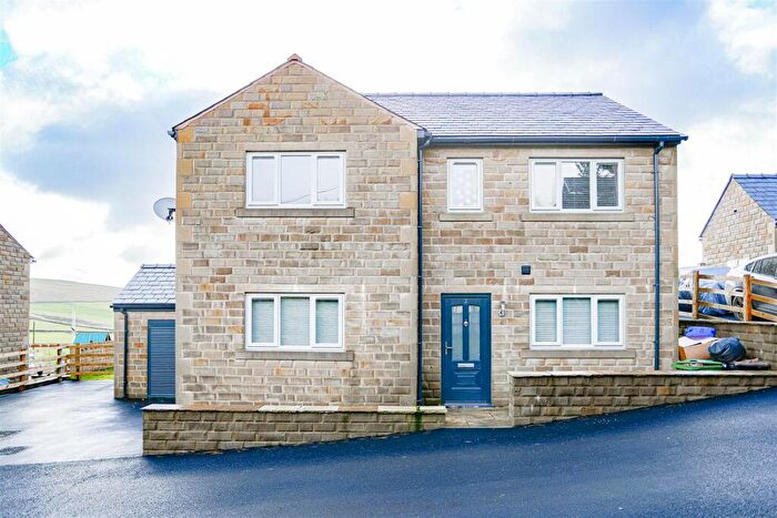 4 Bedroom Detached House To Rent In Burnley Road, Bacup, OL13