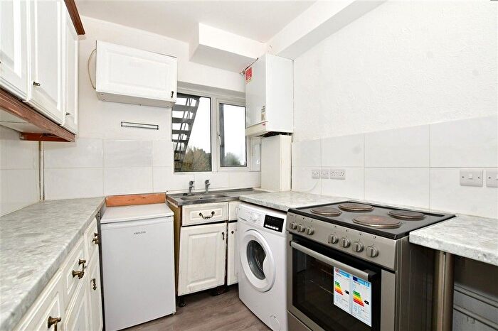 2 Bedroom Flat For Sale In Brighton Road, Lower Kingswood, Tadworth, Surrey, KT20