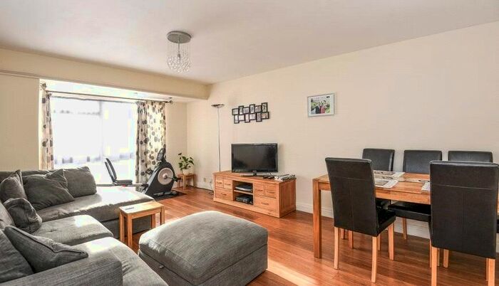 2 Bedroom Flat To Rent In Conrad Court, The Avenue, Beckenham, Kent, BR3