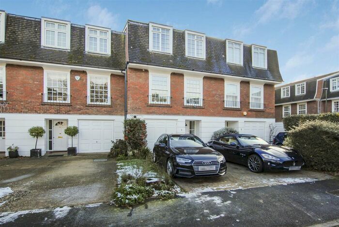 5 Bedroom Town House To Rent In Langwood Chase, Teddington, TW11