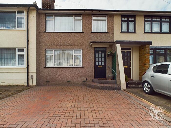 3 Bedroom Terraced House To Rent In Benhurst Avenue, Hornchurch, RM12