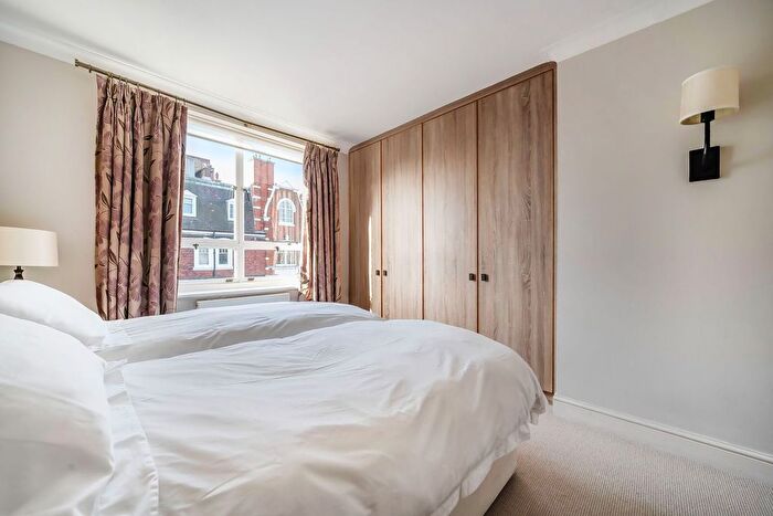 2 Bedroom Flat To Rent In Wedderburn House, Sloane Square, London, SW1W