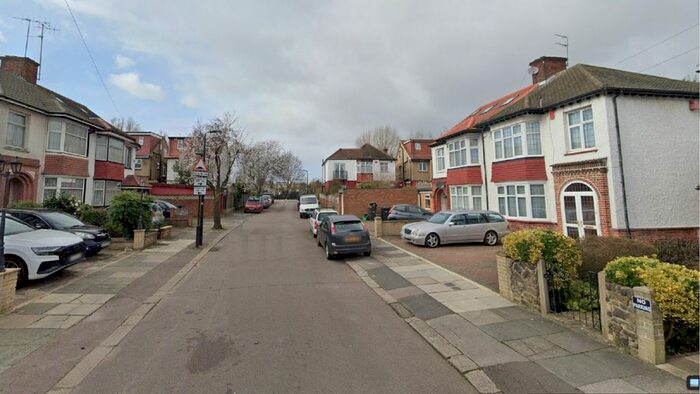 Studio To Rent In Westminster Drive, London, N13