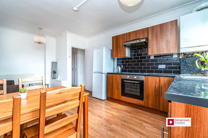 3 Bedroom Flat To Rent In Russia Lane, Bethnal Green, Cambridge Heath, London, E2