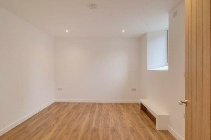 1 Bedroom Flat For Sale In Longcross Road, Chertsey, KT16