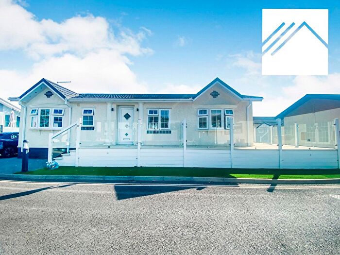 2 Bedroom Mobile/park Home For Sale In Oakside, Sandy Bay, Canvey Island, SS8