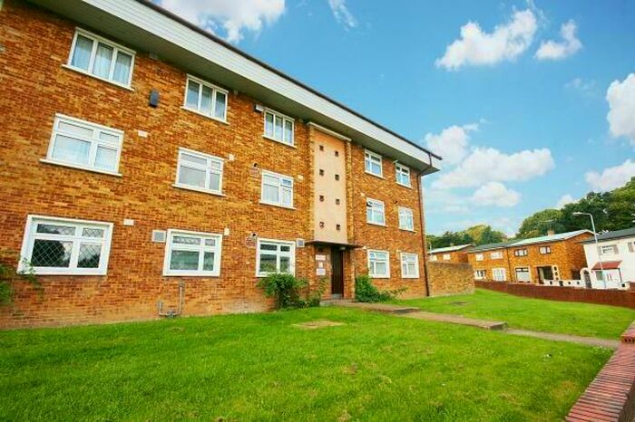 2 Bedroom Flat To Rent In Knights Way, Hainault, Essex, IG6
