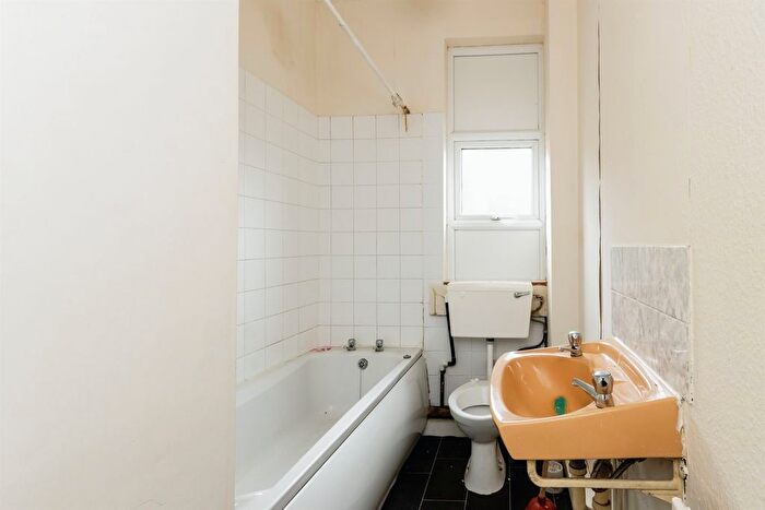 2 Bedroom End Of Terrace House For Sale In Hartley Road, Nottingham, NG7