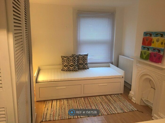 Studio To Rent In Colet Gardens, London, W14