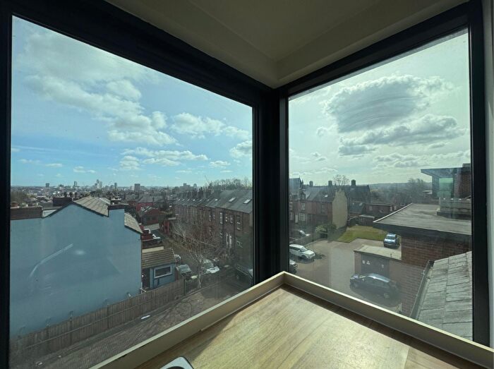 4 Bedroom Apartment To Rent In Athlone Grove, Leeds, West Yorkshire, LS12