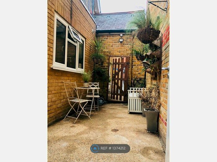 1 Bedroom Flat To Rent In High Street, Hampton Hill, TW12