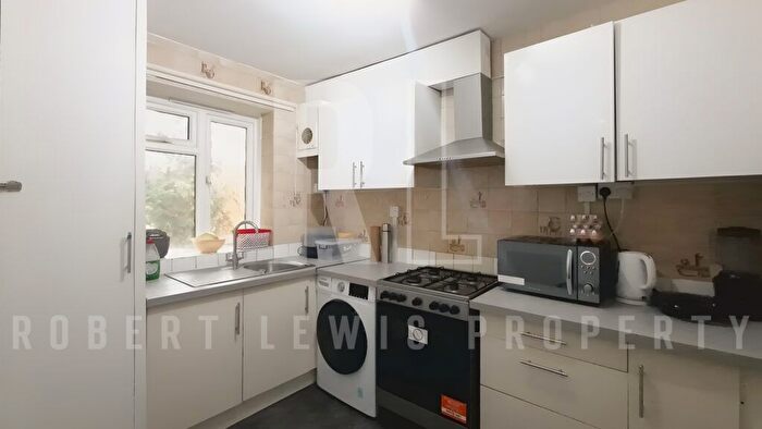 2 Bedroom Flat To Rent In Basing Way, London, N3