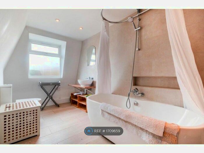 3 Bedroom Flat To Rent In Tooting High Street, London, SW17