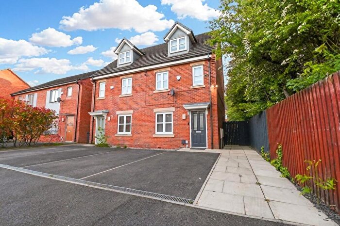 3 Bedroom Semi-Detached House For Sale In Greene Way, Salford, M7