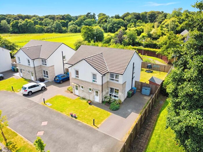3 Bedroom Semi-Detached House For Sale In Lochwynd, Lochwinnoch, PA12