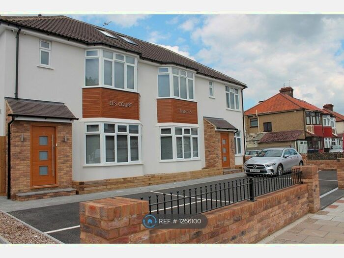 2 Bedroom Flat To Rent In Els Court, Enfield EN3
