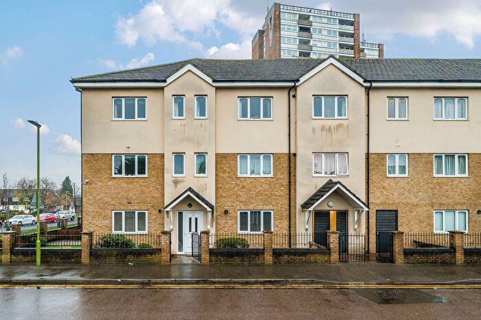 2 Bedroom Flat For Sale In York Way, Watford, WD25