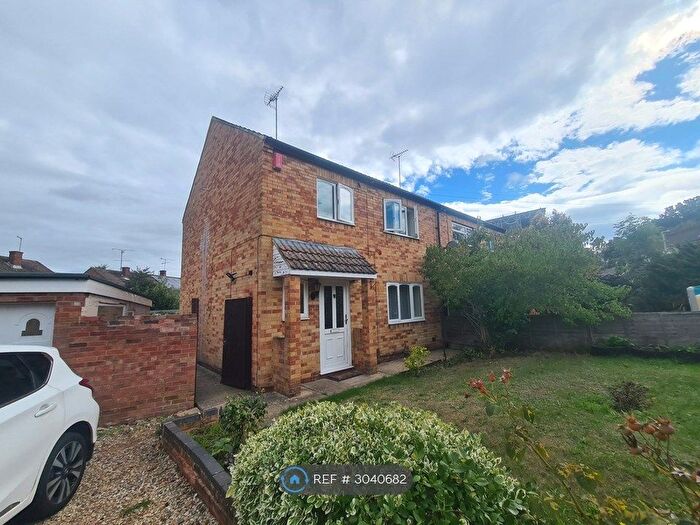 3 Bedroom Semi Detached House To Rent In Severn Way, Reading, RG30
