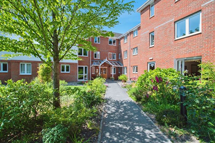 2 Bedroom Flat For Sale In Ringwood Road, Ferndown, BH22