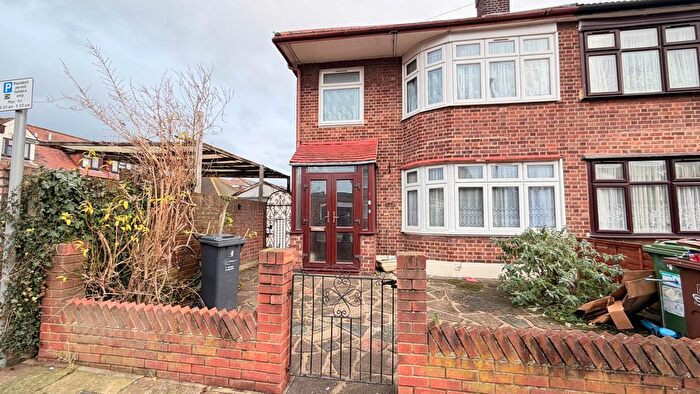 3 Bedroom Terraced House To Rent In Romford, RM6