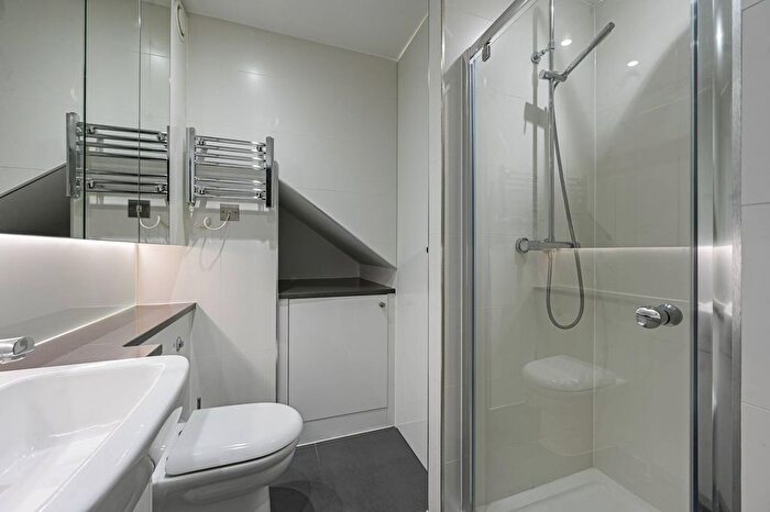 1 Bedroom Flat For Sale In Clifton Walk, Hammersmith, London, W6