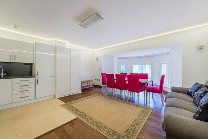 2 Bedroom Flat To Rent In Westbourne Terrace, Lancaster Gate, London, W2