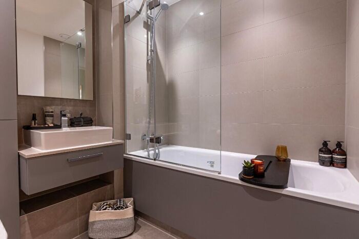 3 Bedroom Flat To Rent In Flat, Vanguard Way London, E17