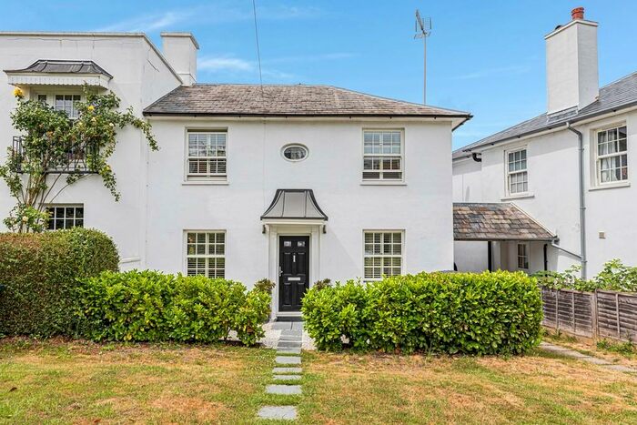 4 Bedroom Semi-Detached House To Rent In Hampden Road, Muswell Hill, N10