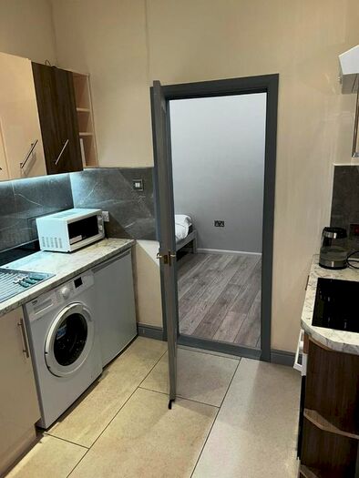 1 Bedroom Flat To Rent In Merton Road, London SW19