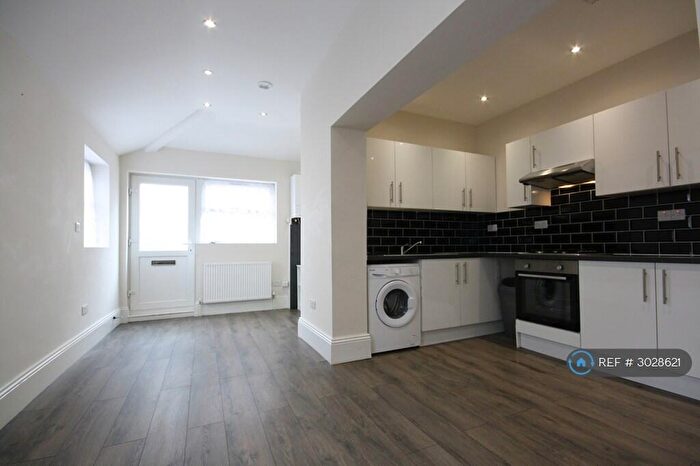 2 Bedroom Flat To Rent In Turners Hill, Cheshunt, Waltham Cross, EN8