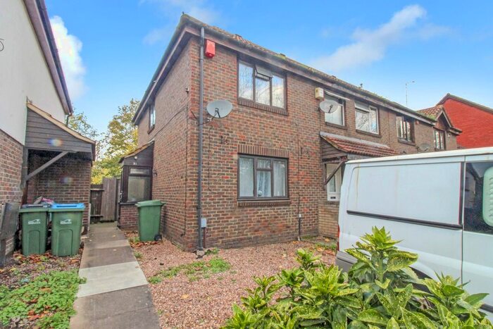 2 Bedroom End Of Terrace House To Rent In Goldfinch Road, London, SE28