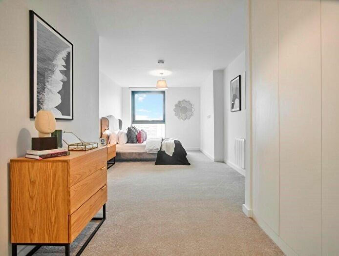 3 Bedroom Flat To Rent In The Helm, Holdenhurst Road, BH8