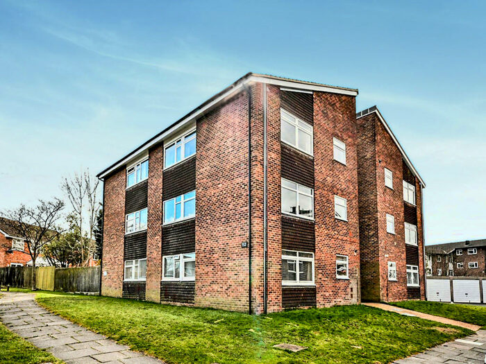 2 Bedroom Apartment To Rent In Hillmead, Gossops Green, RH11