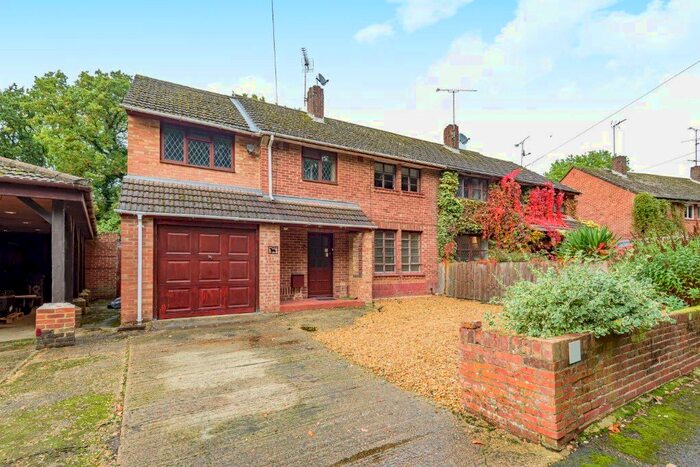 3 Bedroom Semi-Detached House For Sale In Tenaplas Drive, Upper Basildon, Reading, RG8