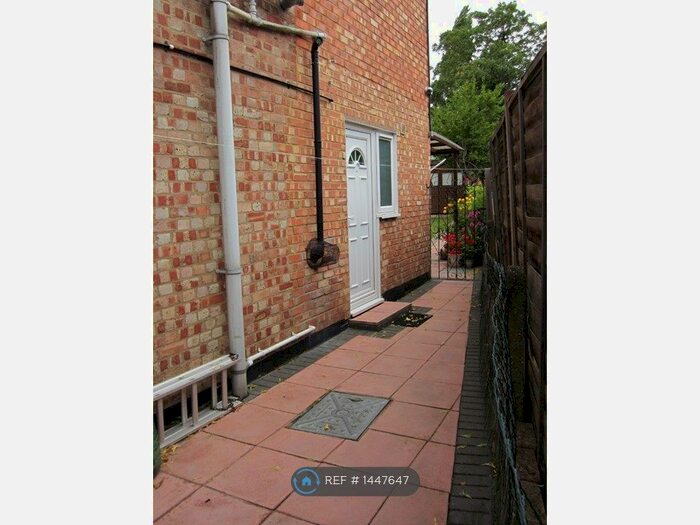 Studio To Rent In Lee Road, Perivale, Greenford, UB6