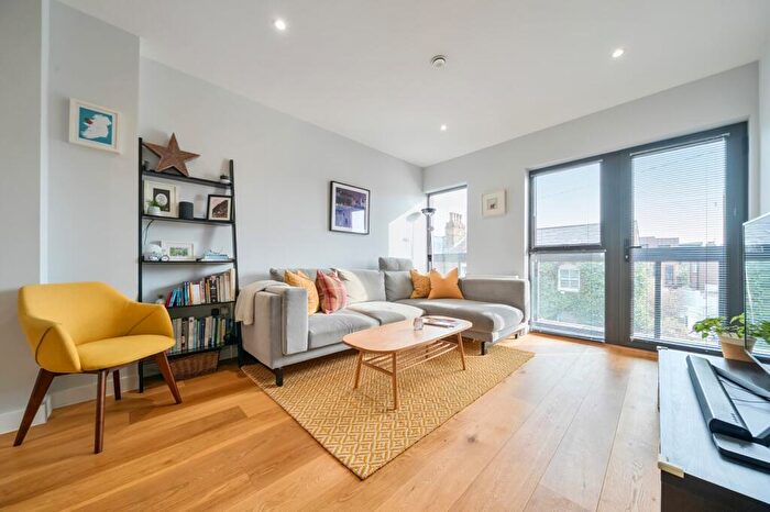 2 Bedroom Flat To Rent In Grove Vale London, SE22