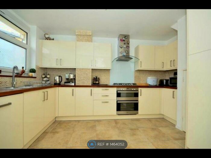 3 Bedroom Flat To Rent In Broomfield Street, London, E14