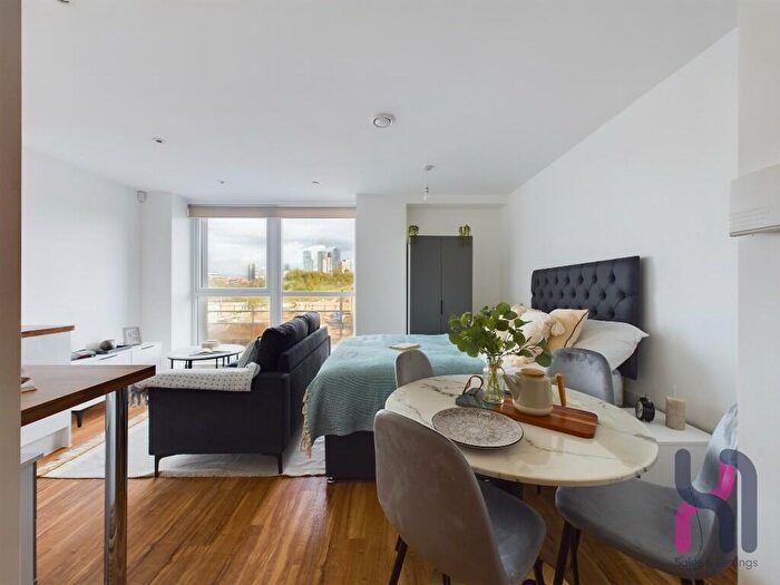 Apartment To Rent In Pomona Strand, Manchester, Greater Manchester, M16