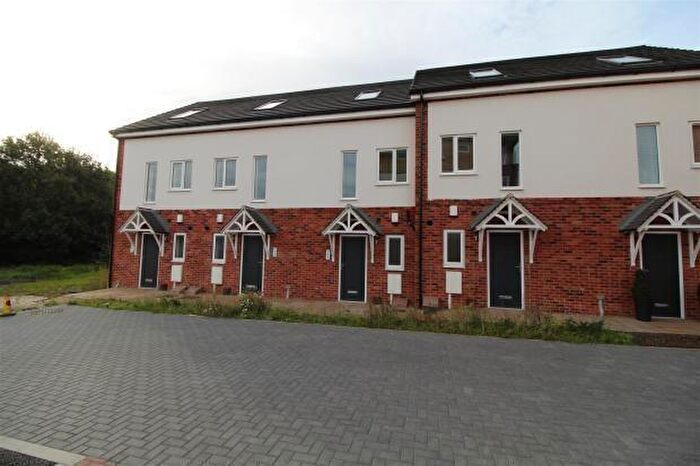 3 Bedroom Town House To Rent In Staveley Road, Poolsbrook, S43