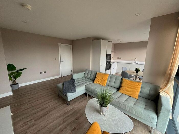 2 Bedroom Flat To Rent In Queens Dock Avenue, Hull, HU1