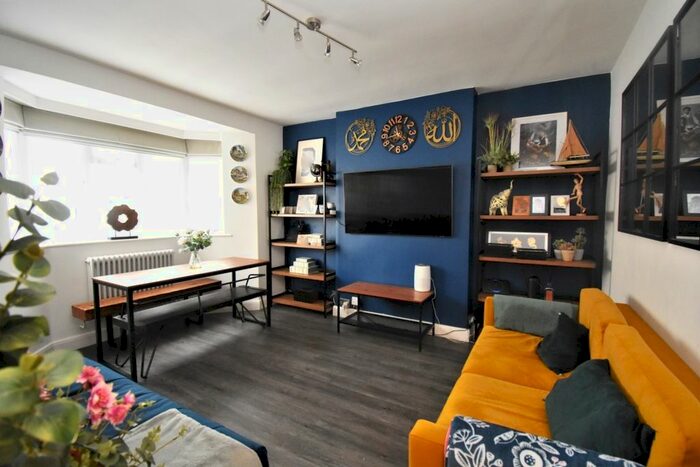 2 Bedroom Flat To Rent In Amblecote Road, London, SE12