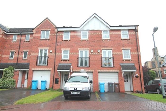 3 Bedroom Town House To Rent In Philip Larkin Close, HU6
