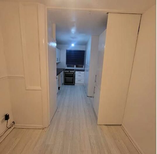 3 Bedroom Semi-Detached House To Rent In Valley Side, London, E4