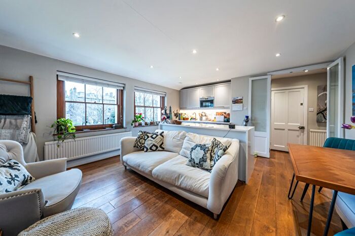 3 Bedroom Flat To Rent In Victoria Rise, London, SW4