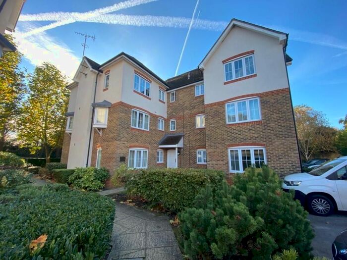 2 Bedroom Flat To Rent In Fircroft Road, Englefield Green, Egham, TW20