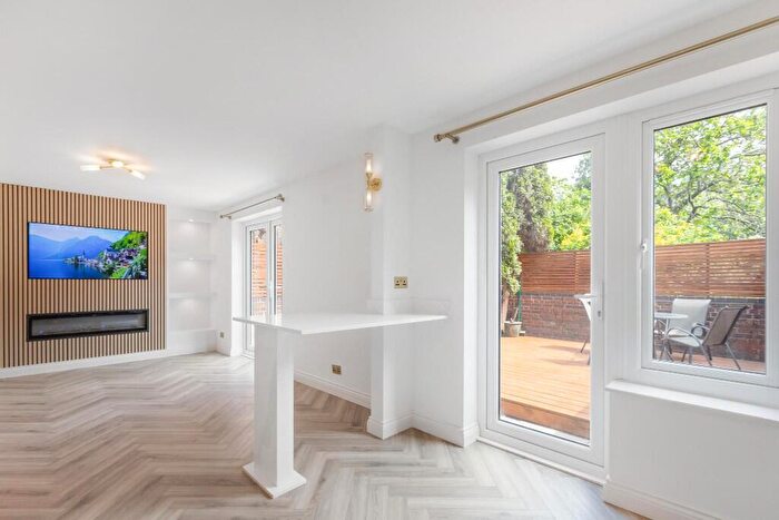 3 Bedroom Maisonette For Sale In Crofts Street, London, E1