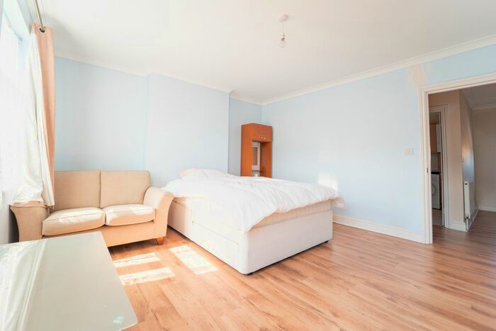 2 Bedroom Flat To Rent In Upper Tooting Road, London, SW17